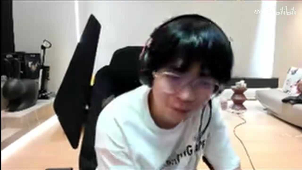 这么真实嘛😂大黄：321加油太尬 我在TES都是假喊 只动嘴不出声